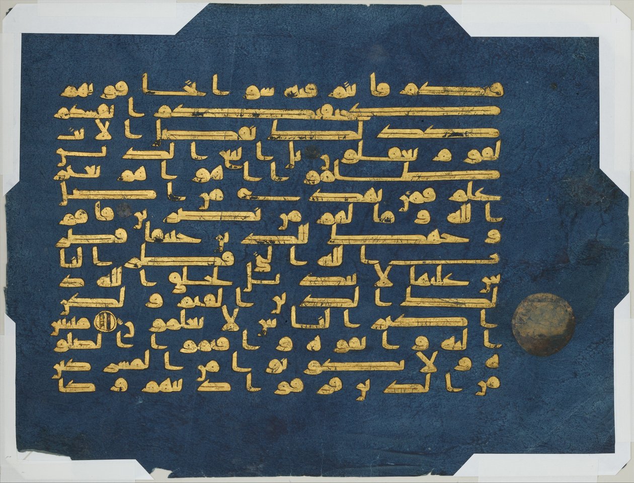 来自突尼斯制造的蓝色古兰经的Folio，可能是Qairawan，10世纪中叶 -  10世纪中叶（靛蓝染色羊皮纸上的金和银） 作者 突尼斯学校突尼斯学校