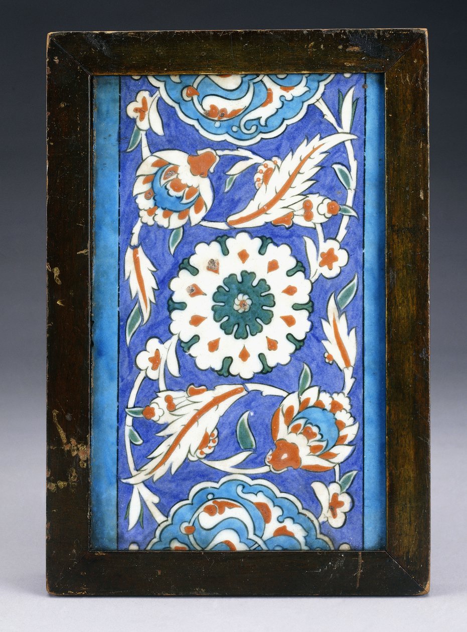 伊兹尼克（Iznik）边界瓷砖，大约在滚动的手掌和绿叶藤蔓之间有中央花头，约1570年（陶瓷） 作者 土耳其语学校