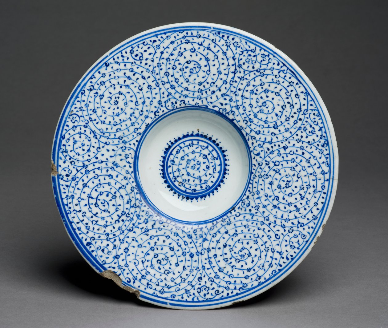 Tondino Dish，Iznik Golden Horn ware，土耳其语，c.1535-45（釉下蓝色的石膏）88;另见117758; 作者 土耳其语学校