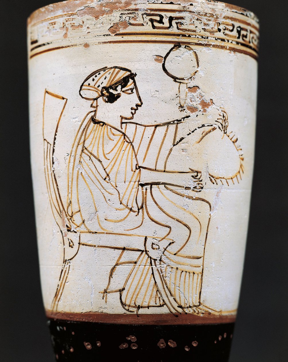 Lekythos，归于Tymbos画家的油壶，描绘了妇女编织王冠，公元前5世纪。 作者 Tymbos Painter（收件人）