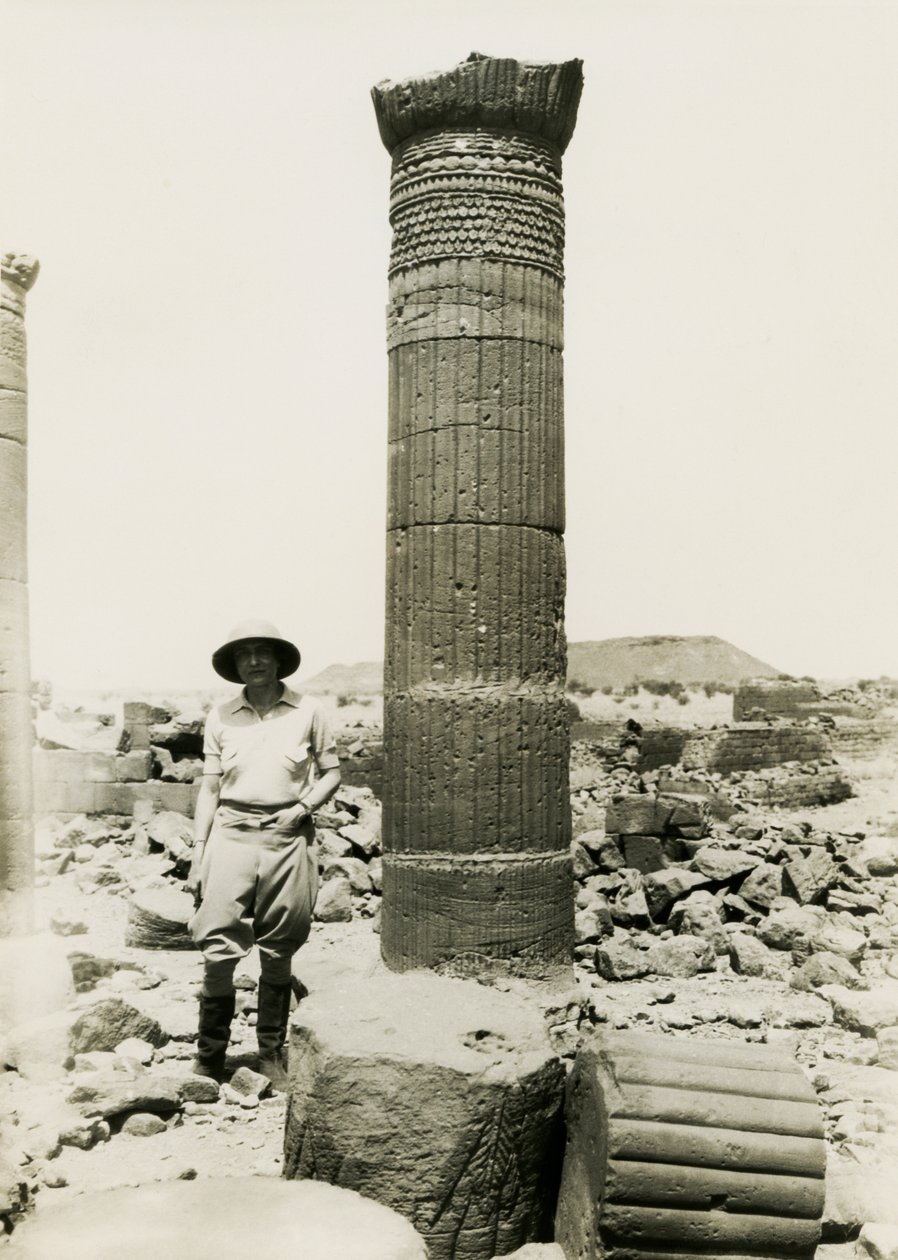 苏丹 Musawwarat es Sufra 大围墙内的寺庙遗址，带装饰浮雕的柱子，Ugo Monneret de Villard 摄 作者 乌戈·莫内雷·德·维拉德