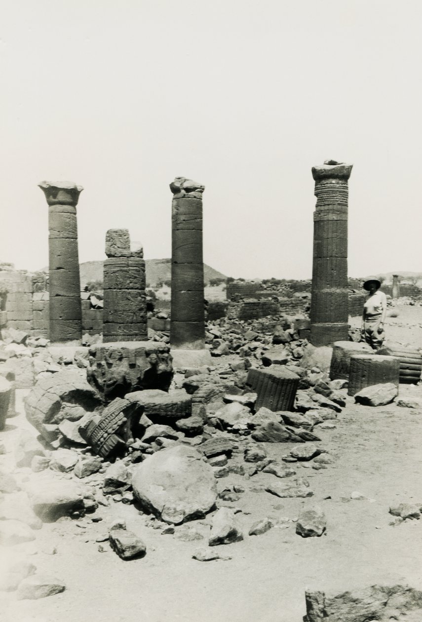 苏丹 Musawwarat es Sufra 大围墙中的柱子和寺庙遗址，Ugo Monneret de Villard 摄 作者 乌戈·莫内雷·德·维拉德