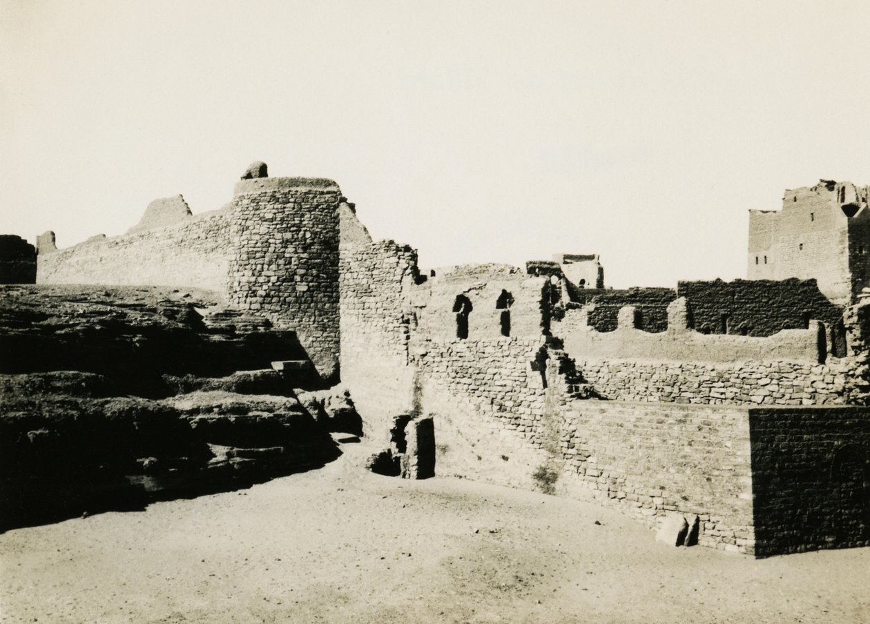 圣西缅修道院，从东南方向看，埃及阿斯旺，摄影师：Ugo Monneret de Villard 作者 乌戈·莫内雷·德·维拉德