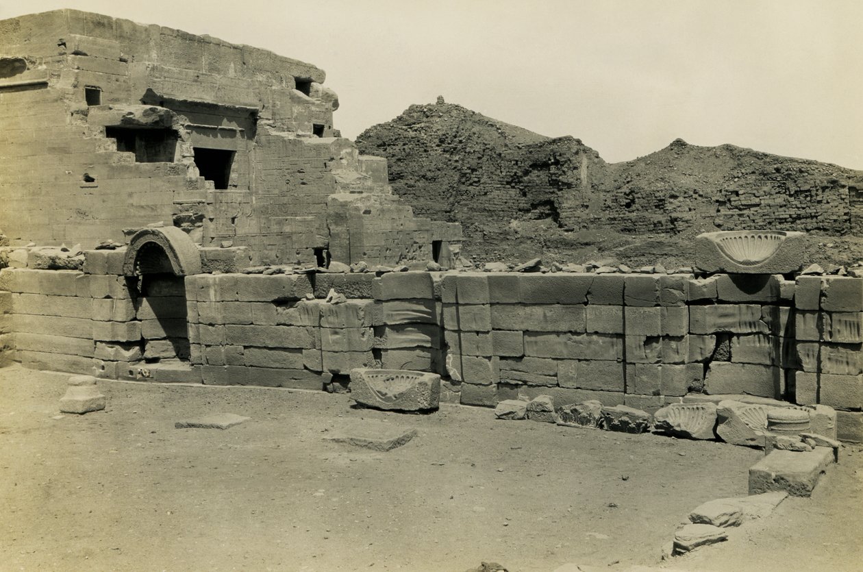 埃及 Dendera 哈托尔神庙附近的科普特教堂遗址，摄影师：Ugo Monneret de Villard 作者 乌戈·莫内雷·德·维拉德