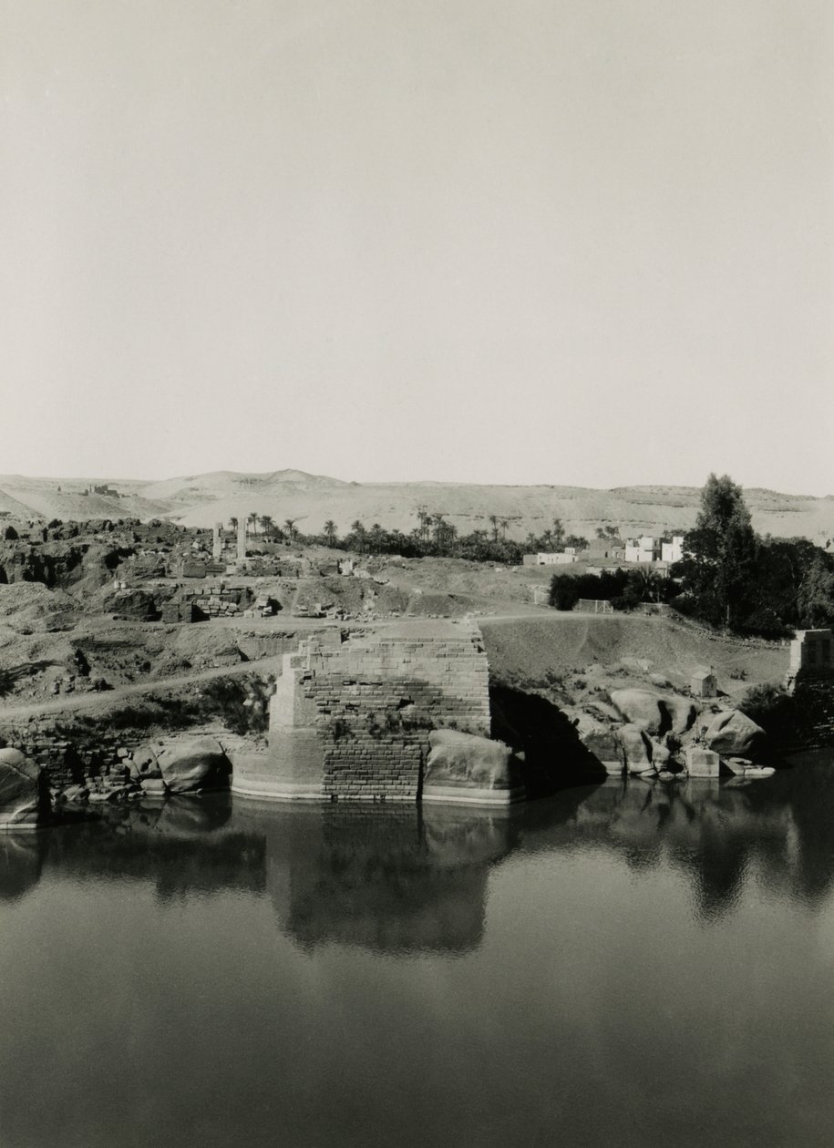 埃及阿斯旺，象鼻岛上的神庙遗址，前景为埃及艳后浴池，摄影师：Ugo Monneret de Villard 作者 乌戈·莫内雷·德·维拉德