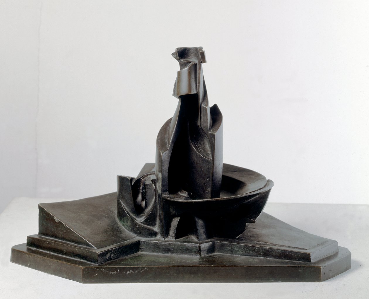 Sviluppo di una bottiglia nello spazio (瓶子在空间的发展) (瓶子的线条和力量) 青铜雕塑 Umberto Boccioni (1882-1916) 1912年 直径：38.1厘米 米兰，Novecento博物馆 作者 翁贝托·博西奥尼（Umberto Boccioni）