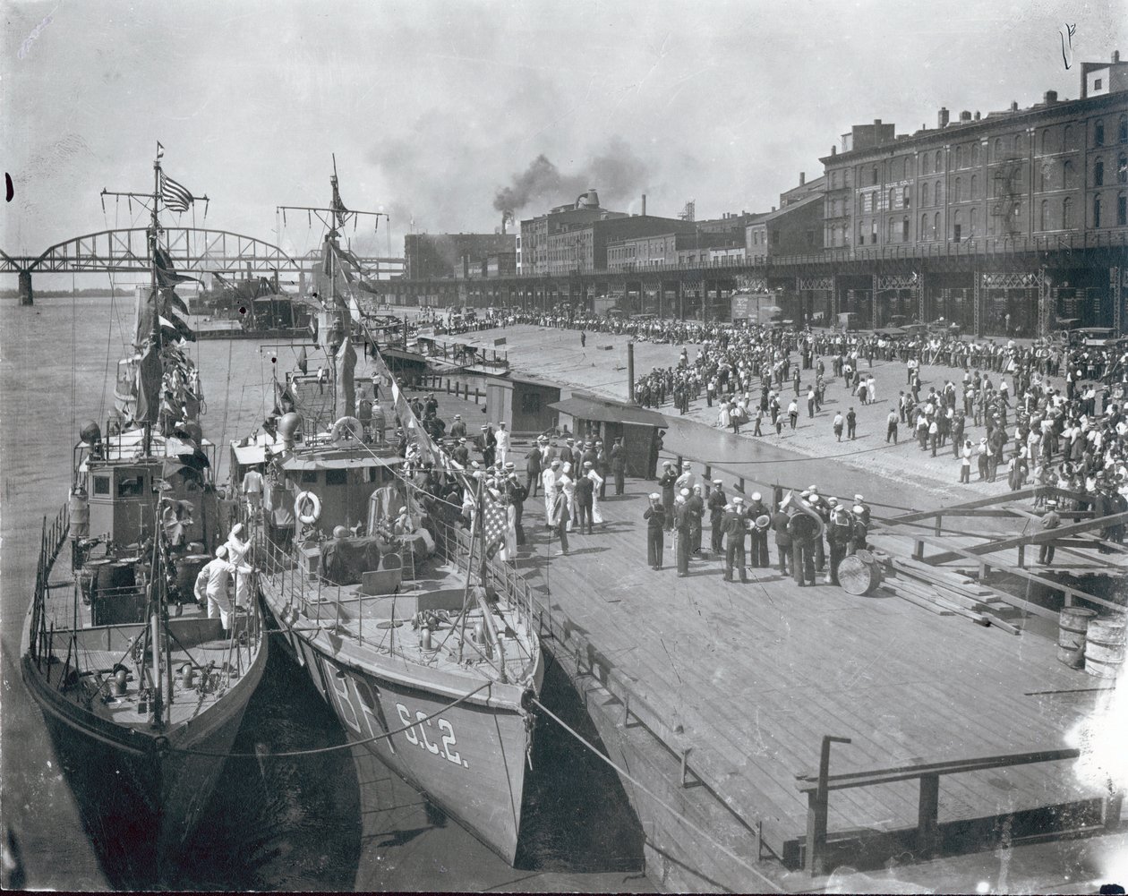 人群在河边问候美国海军反潜舰队进行示威访问。 1919年6月13日 作者 未知未知