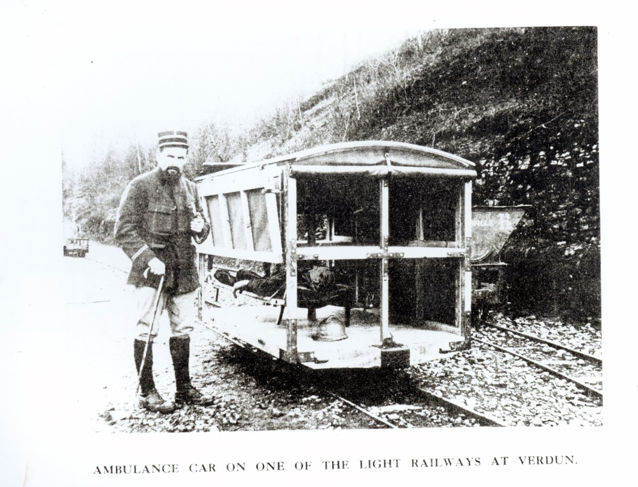 在Verdun的轻铁路之一的救护车，c.1916 作者 未知未知