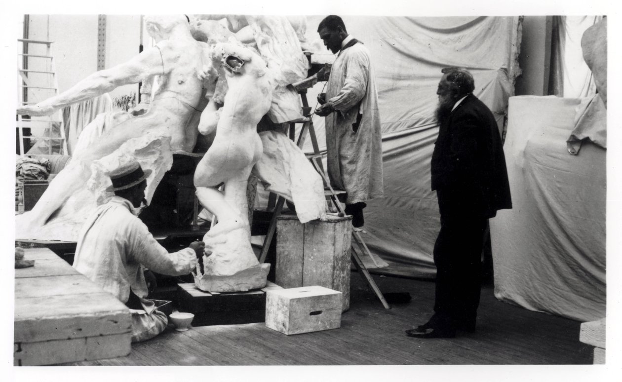奥古斯特·罗丹（Auguste Rodin，1840-1917）在他的巴黎工作室观看雕塑的建造，1905年 作者 未知未知