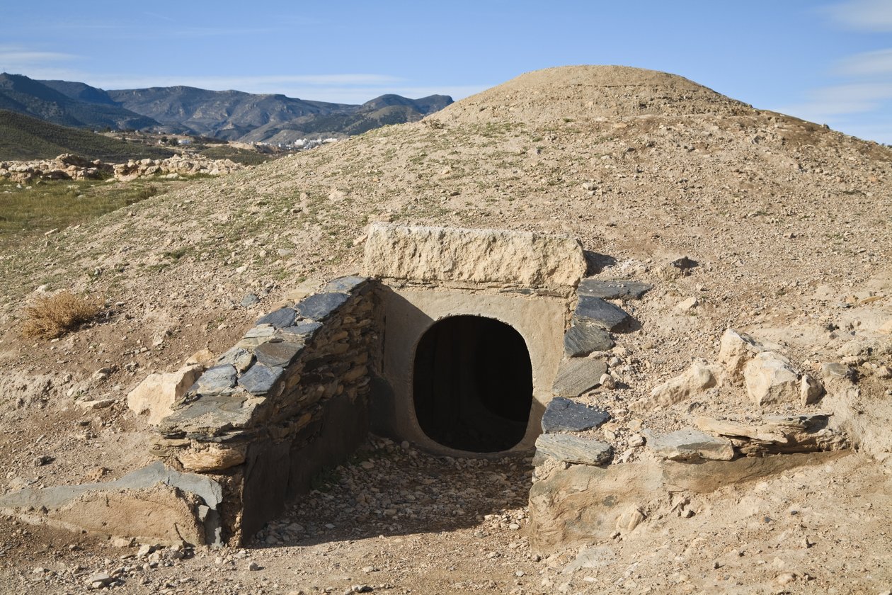 在Santa Fe Mondujar附近的Los Millares的Necropolis地区重建的圆形墓穴入口（照片） 作者 未知未知