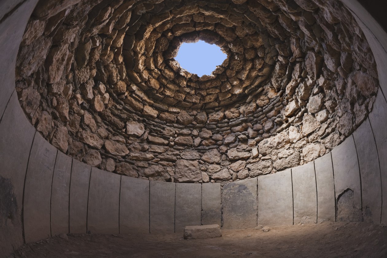 被重建的圆坟茔内部在大墓地区域，Los Millares，在圣菲夜Mondujar附近 作者 未知未知