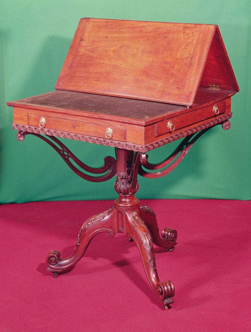 阅读桌，雕刻桃花心木，1770年 作者 未知未知