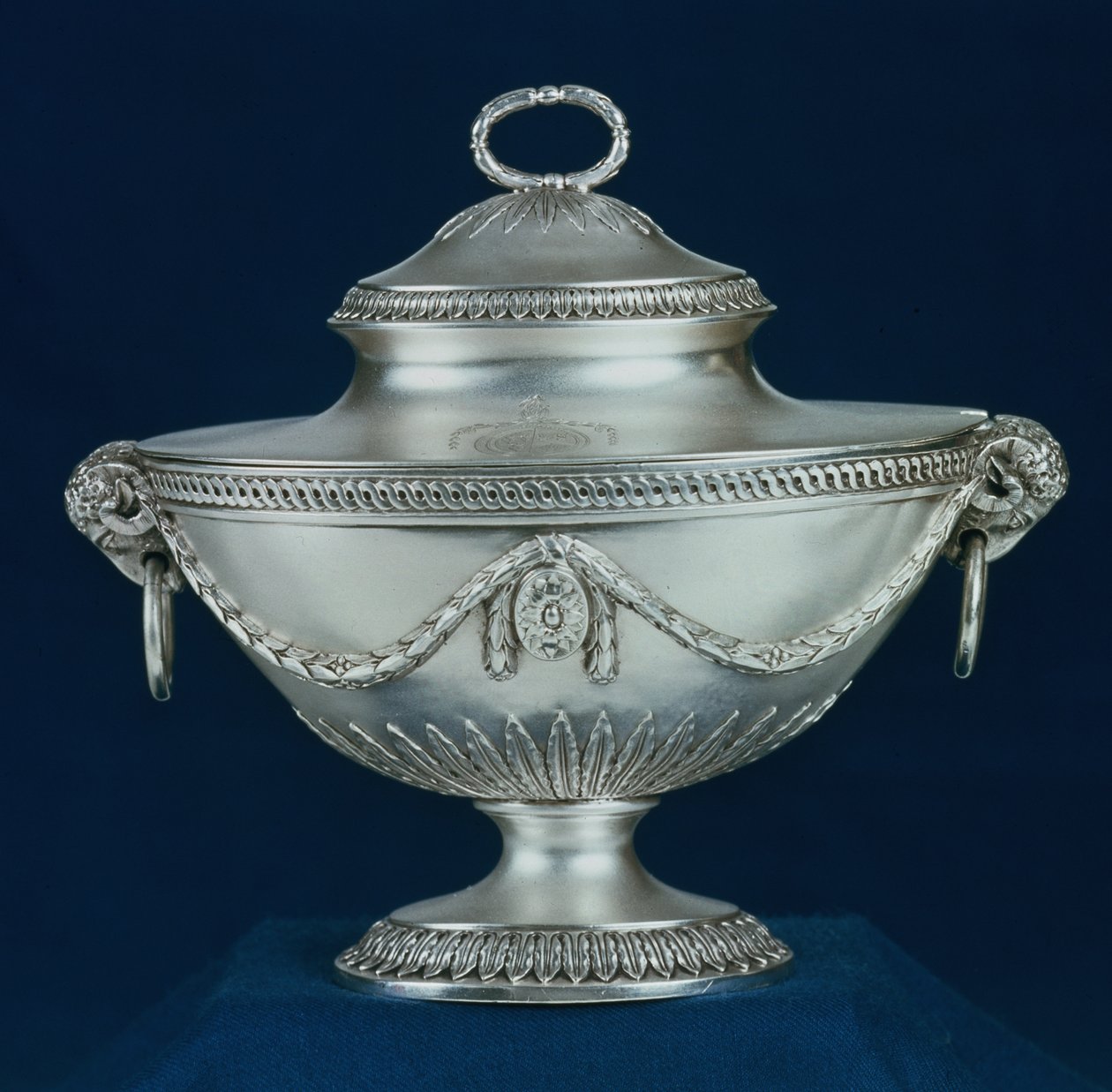 Sauce-tureen，一对，由罗伯特·亚当（Robert Adam）于一年前制作的一种设计的复制品，由约翰·卡特（John Carter），伦敦制造，1774银 作者 未知未知