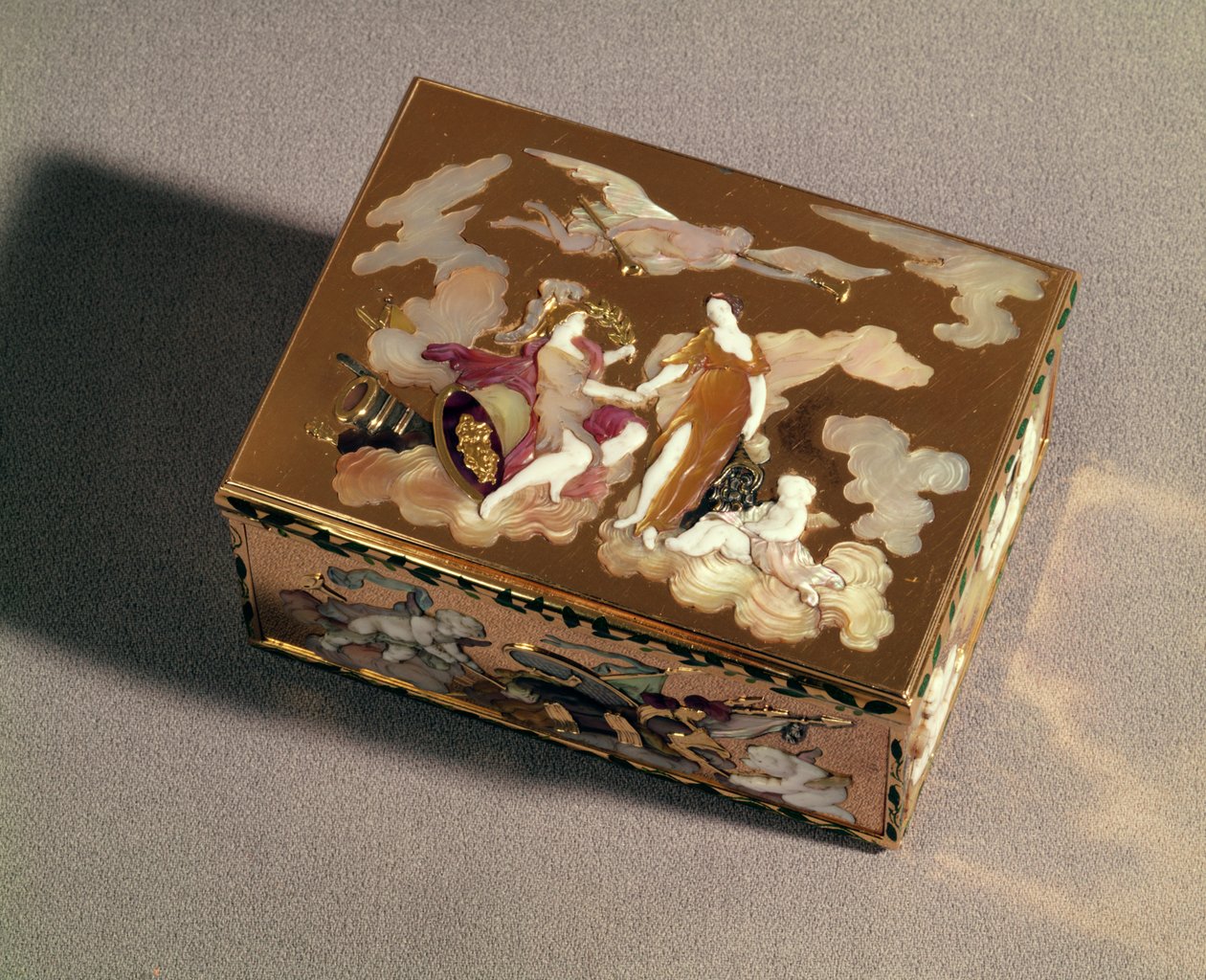 鼻烟盒，珐琅金色和彩色珍珠母贝，巴黎，1747-48;一个桶形的鼻烟壶，巴黎，1754年，黄金和珍珠母 作者 未知未知