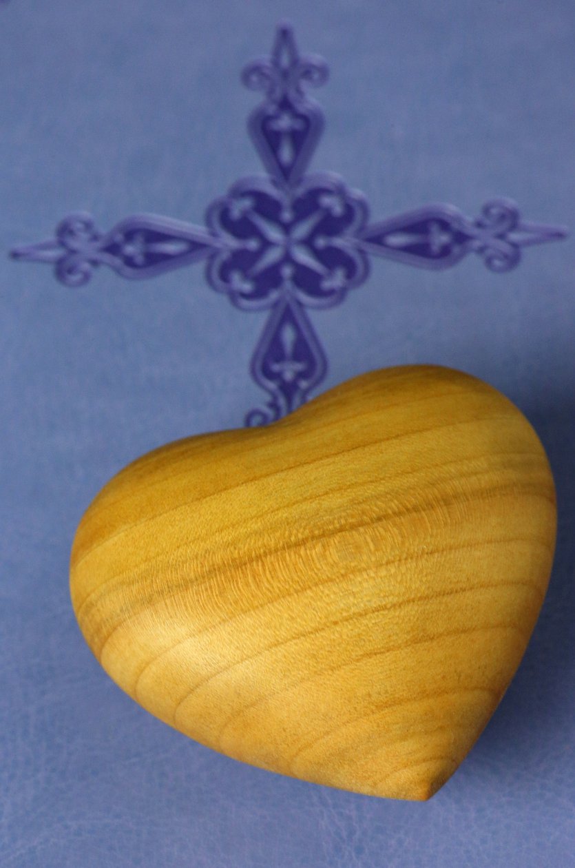 20160120 Carved wood heart on a Holy Bible 作者 不明