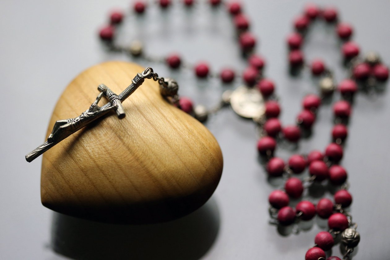 20160123 Rosary on a carved wood heart 作者 不明