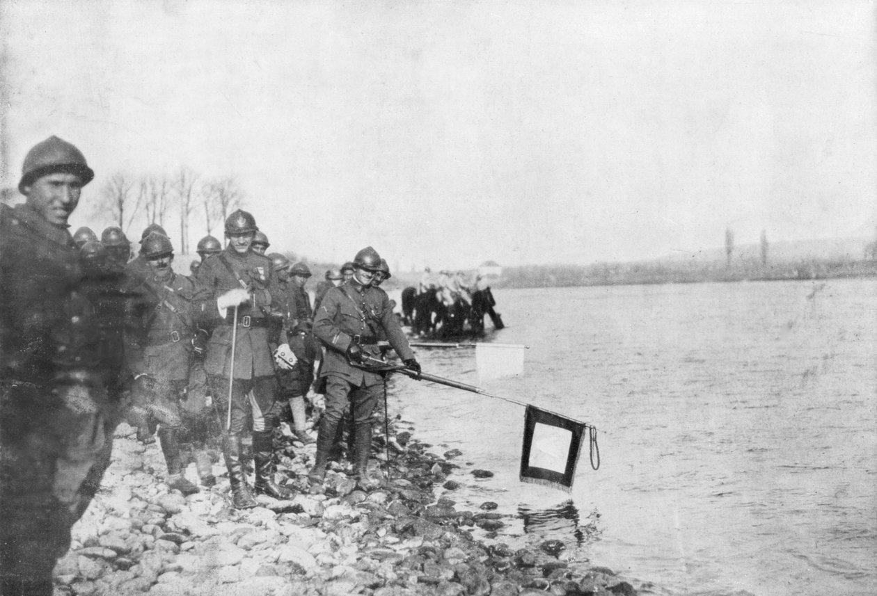 1918年11月21日，第二摩洛哥分部在法国阿尔萨斯的胡宁格（Huningue）莱茵河上沐浴旗帜 作者 不明