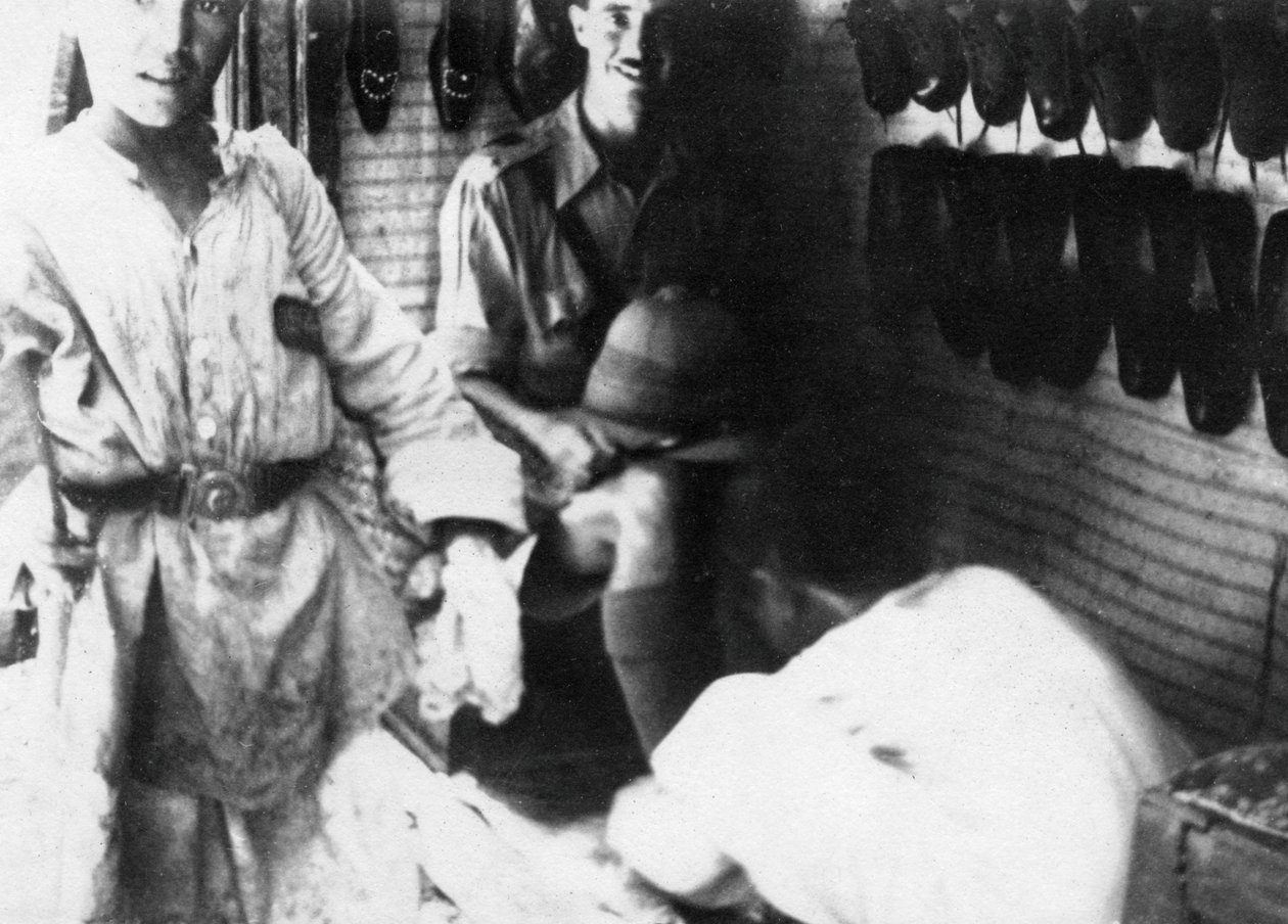 一位鞋店的英国军官，第一次世界大战，美索不达米亚，巴格达，1918年 作者 不明