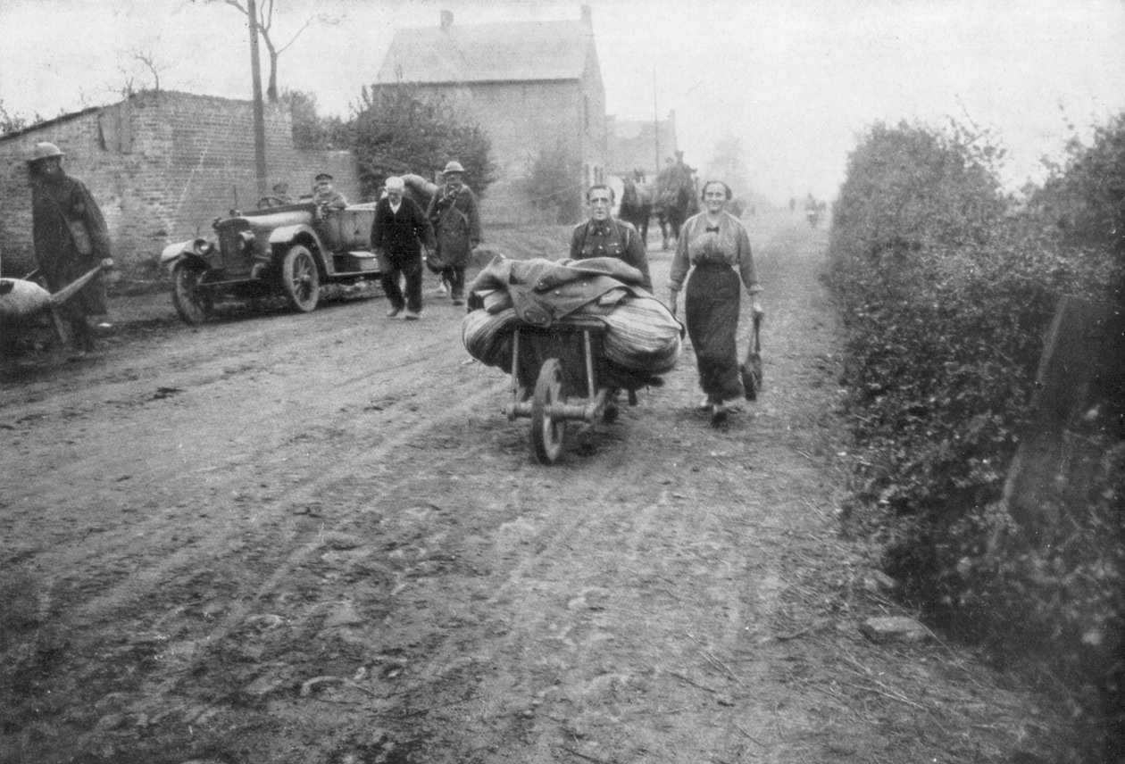 1918年，一名英国士兵帮助一名妇女返回她的村庄，法国 作者 不明