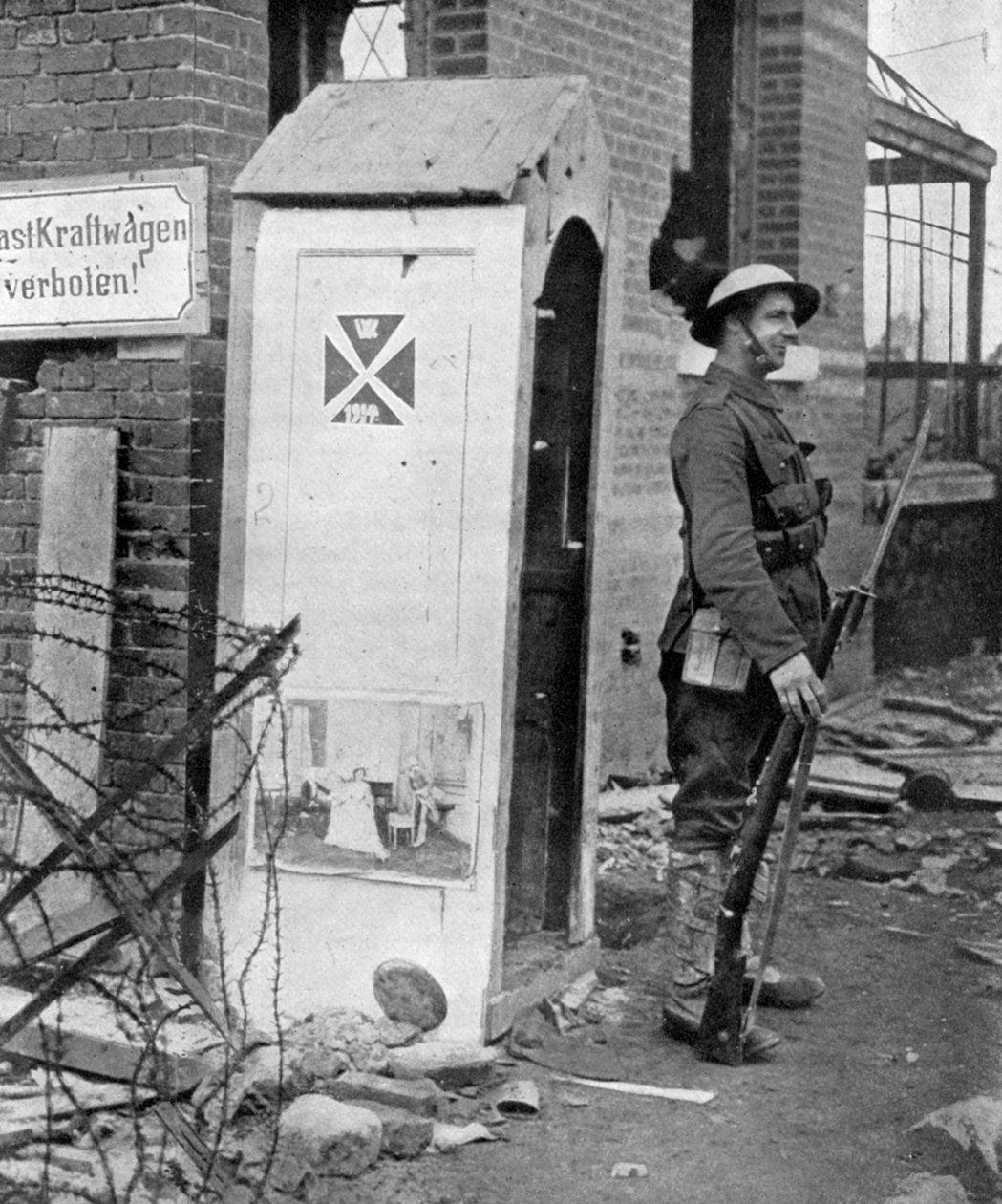 1917年第一次世界大战，法国佩罗纳沦陷后，一名英国士兵当值哨兵 作者 不明