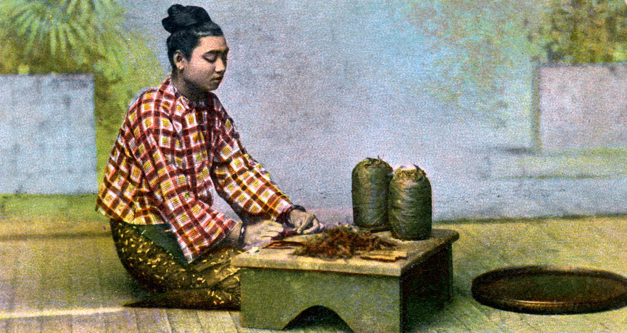 一位制造雪茄的缅甸妇女，c1900年代 作者 不明