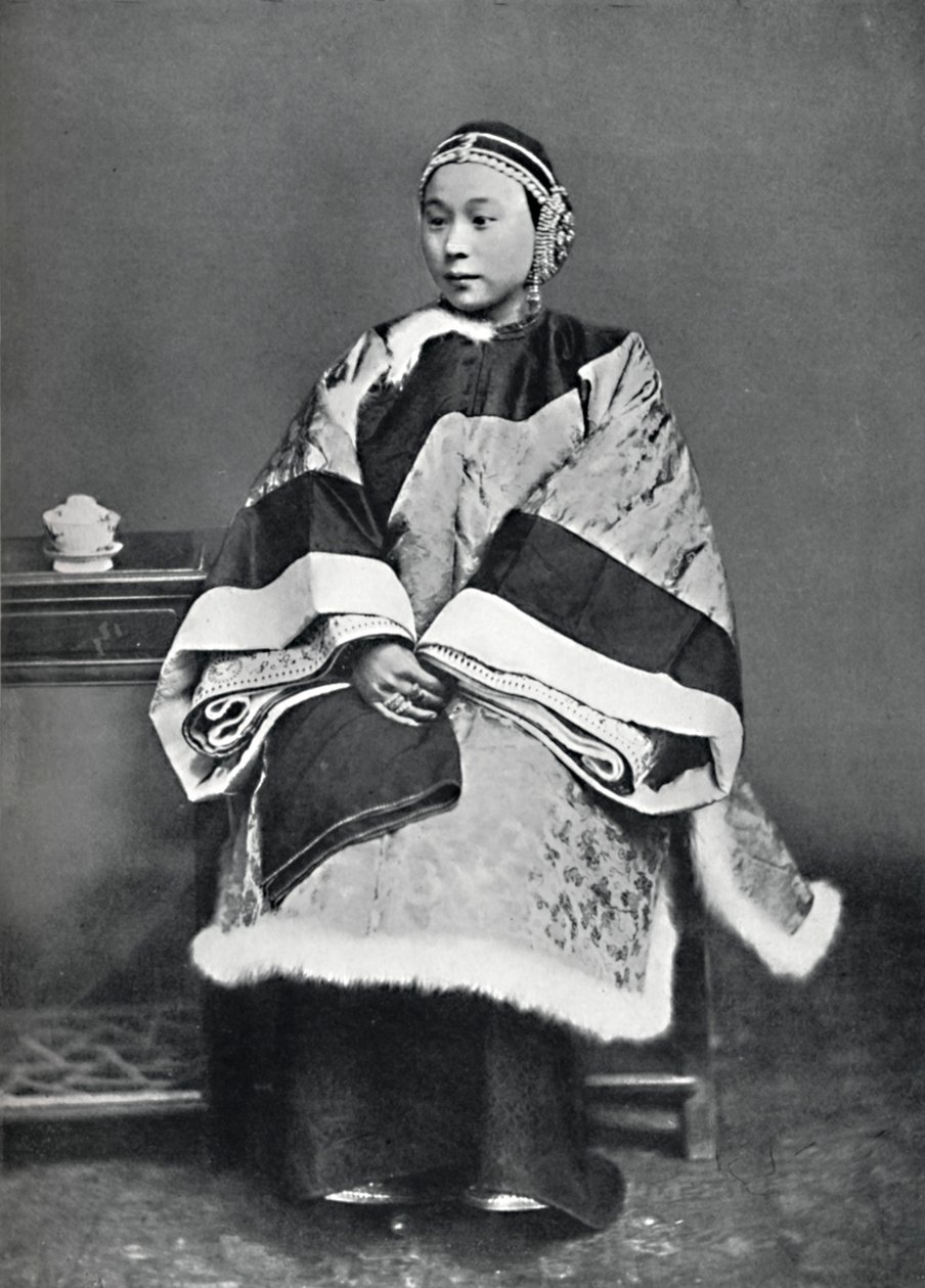 1902年，一位身着盛装的中国高级女士 作者 不明
