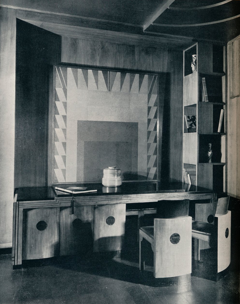 用于私人办公室的会议桌和椅子。约瑟夫·西内尔（Joseph Sinel）设计，1930年 作者 不明