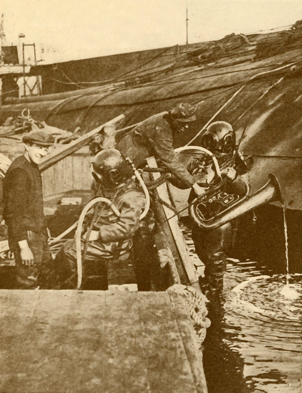 c1930年，来自德国Kaiser的带有低音号和剑的潜水员在斯卡帕（Scapa）滑行。 作者 不明