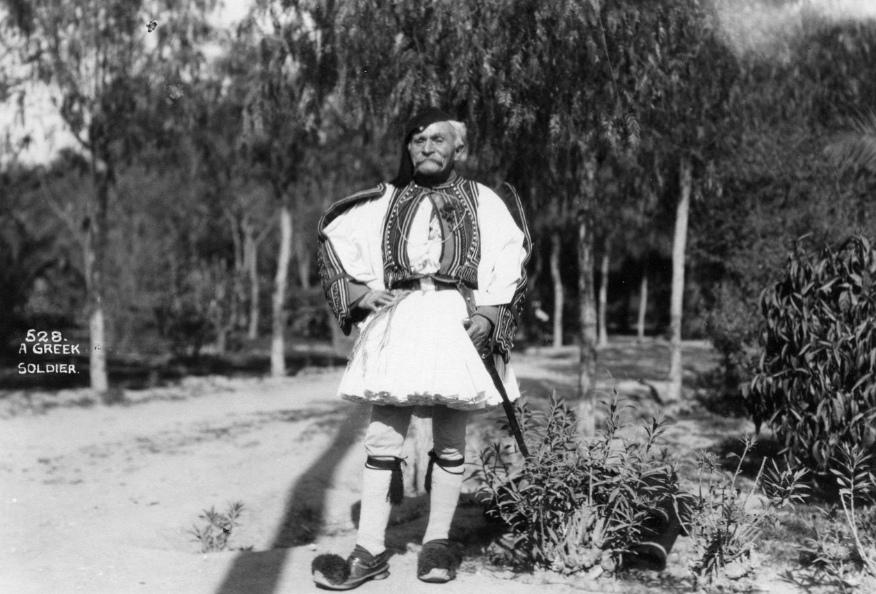 身着传统制服的希腊士兵，c1920s-c1930s 作者 不明