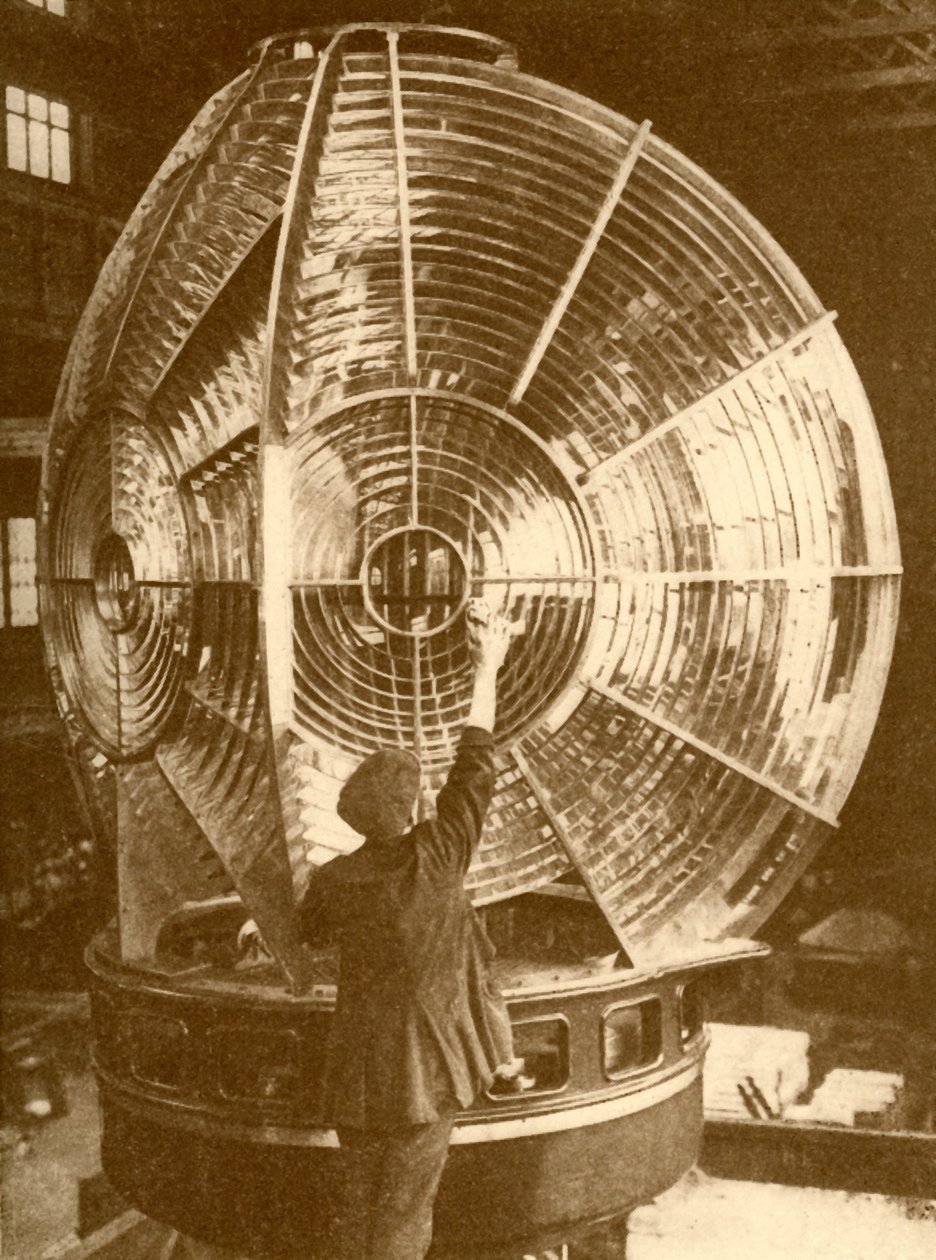 带有组闪光灯镜头的灯塔灯笼，c1930。 作者 不明