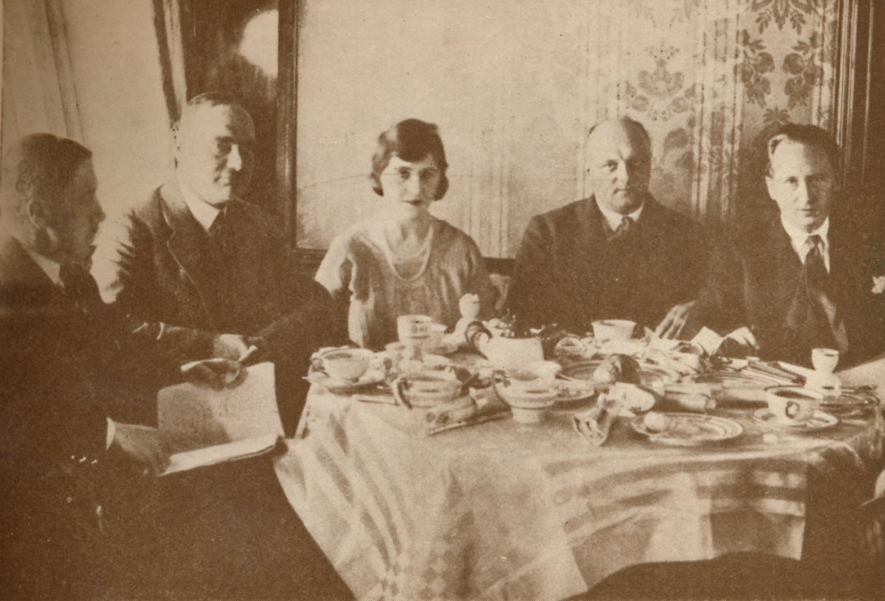 齐柏林飞艇上的一顿饭，飞越大西洋，1927年 作者 不明