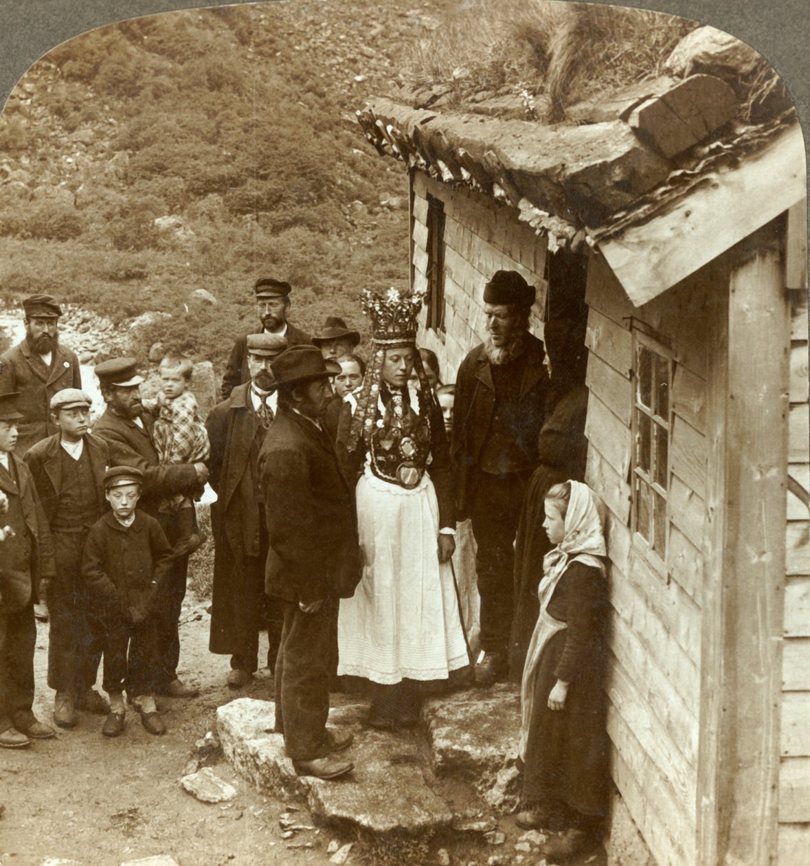 挪威Brigsdal的诺德峡湾新娘和新郎与客人和父母在门口，大约1905年。 作者 不明