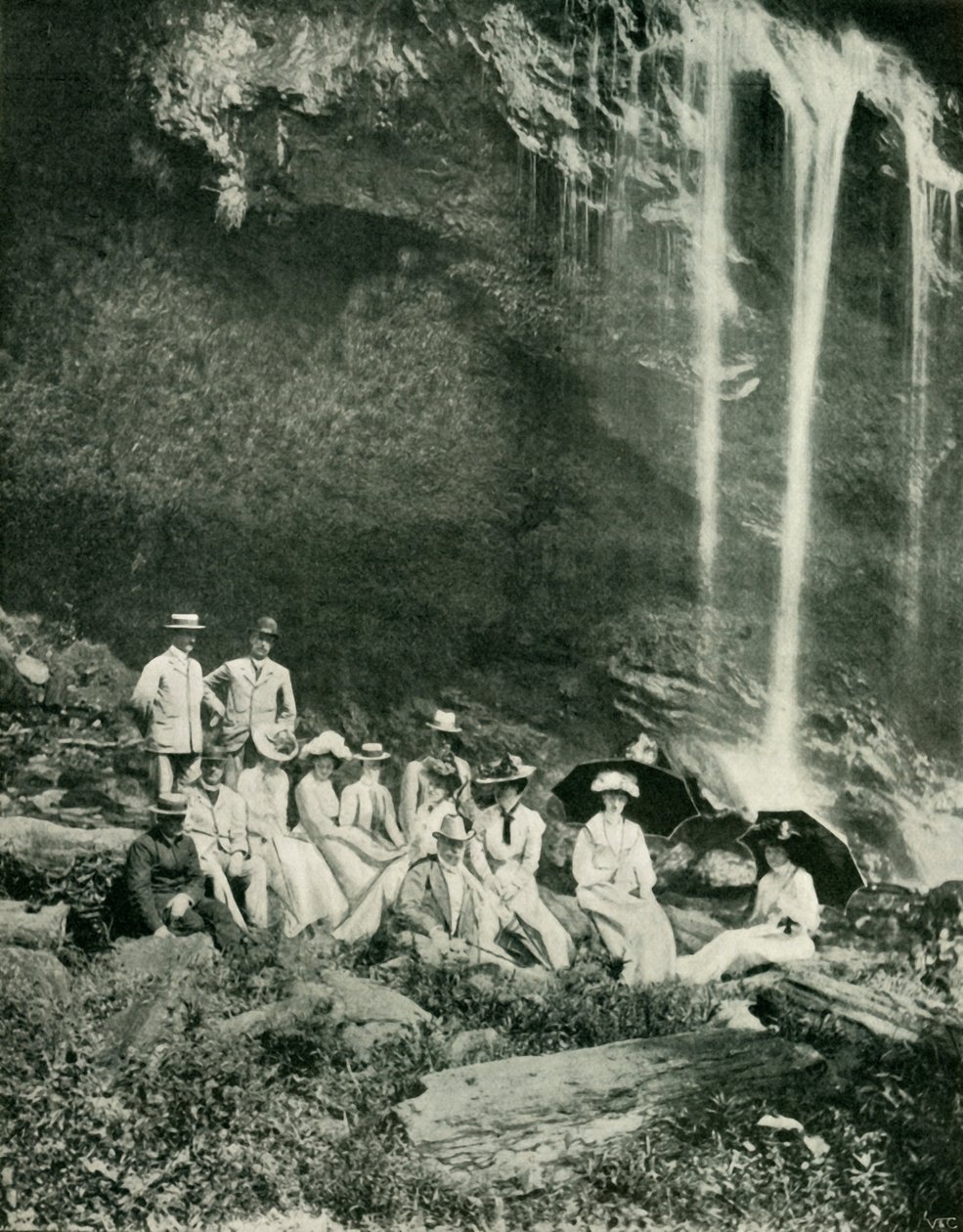 1902年在特立尼达马拉卡斯瀑布举行的野餐聚会上，与A.莫洛尼爵士和聚会在一起。 作者 不明