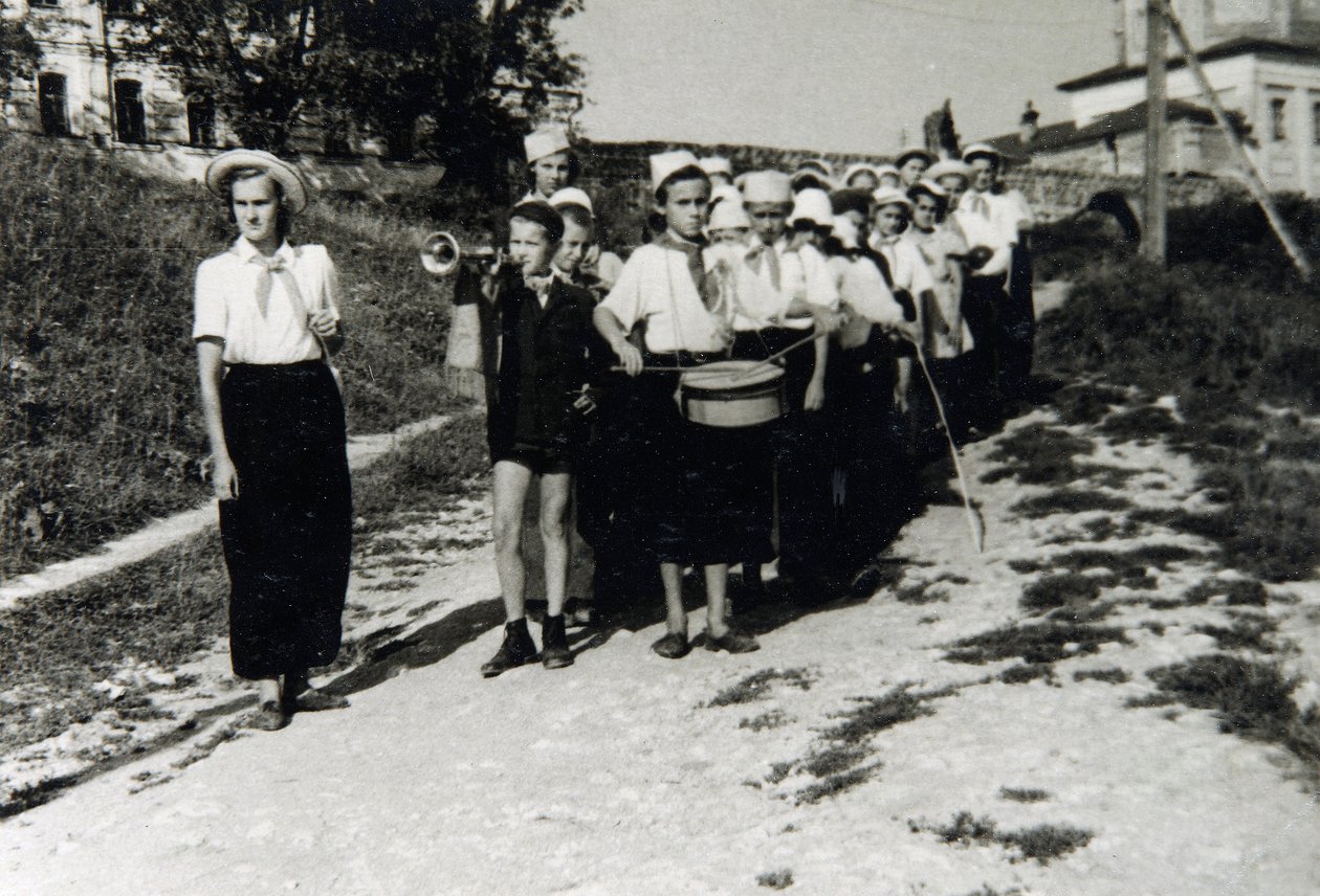 1930年代，苏联克里米亚古尔祖夫的阿盟青年少先队营地的先锋部队 作者 不明