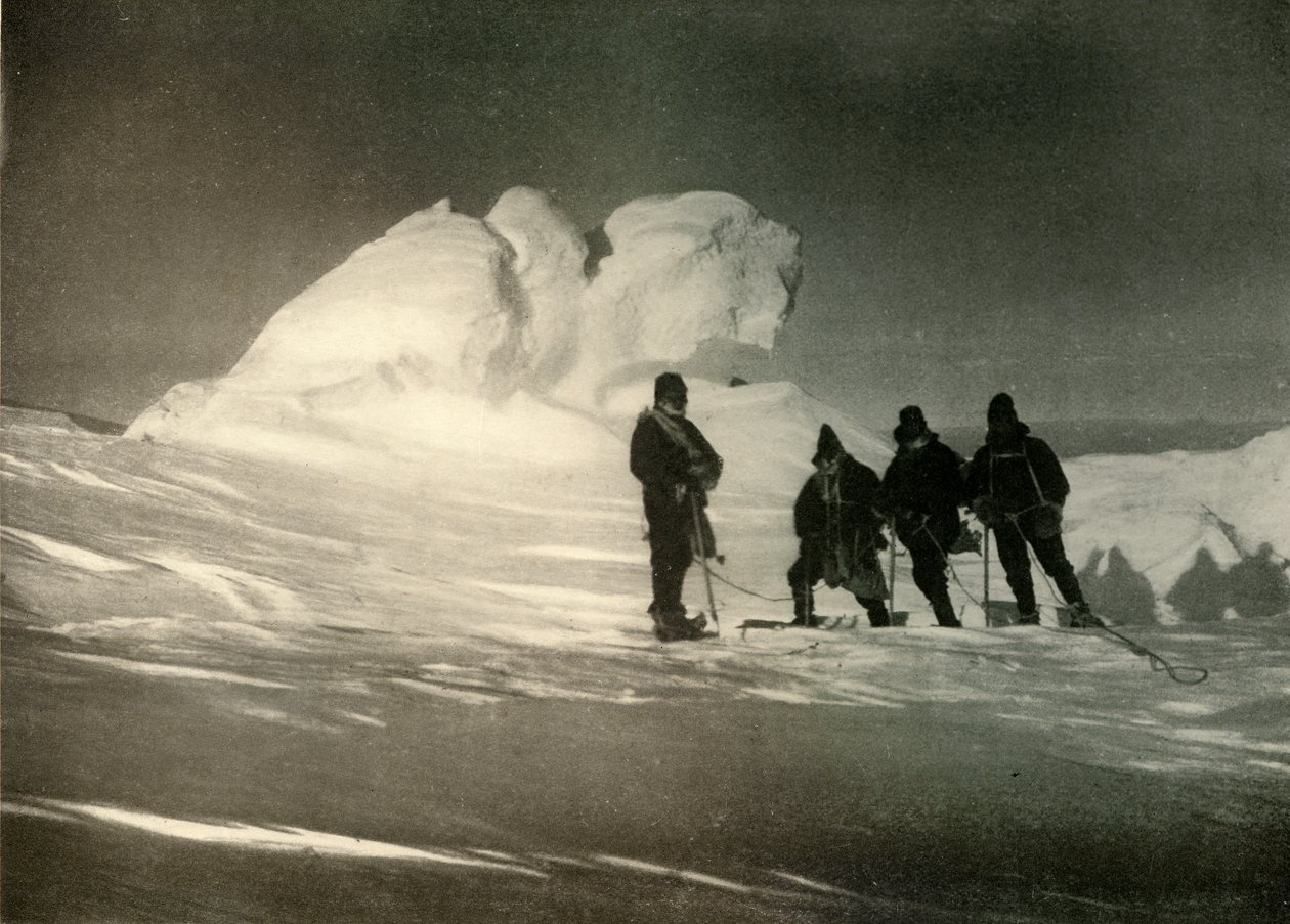 1909年，c1908年，狮子座形式的老火山口中的杰出喷气孔。 作者 不明