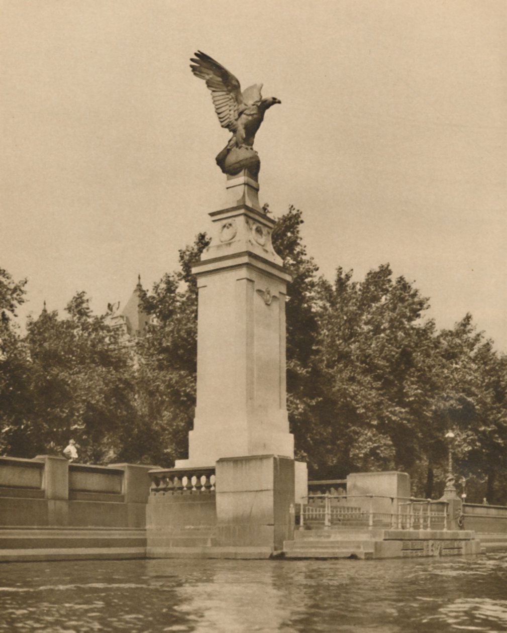 罗马雄鹰恰如其分地象征着伟大战争的飞人，c1935年。 作者 不明