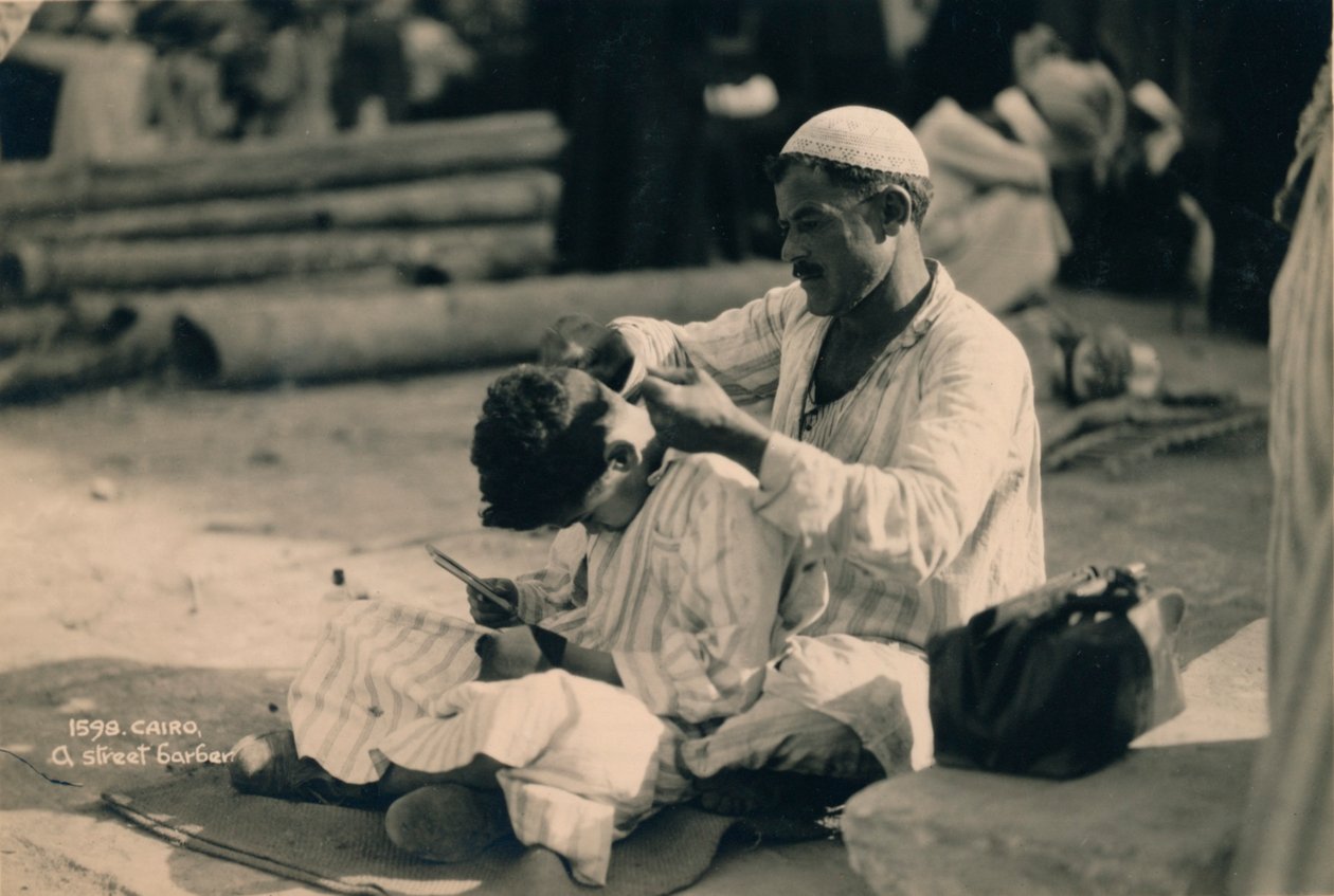 1936年，埃及开罗，街头理发师 作者 不明
