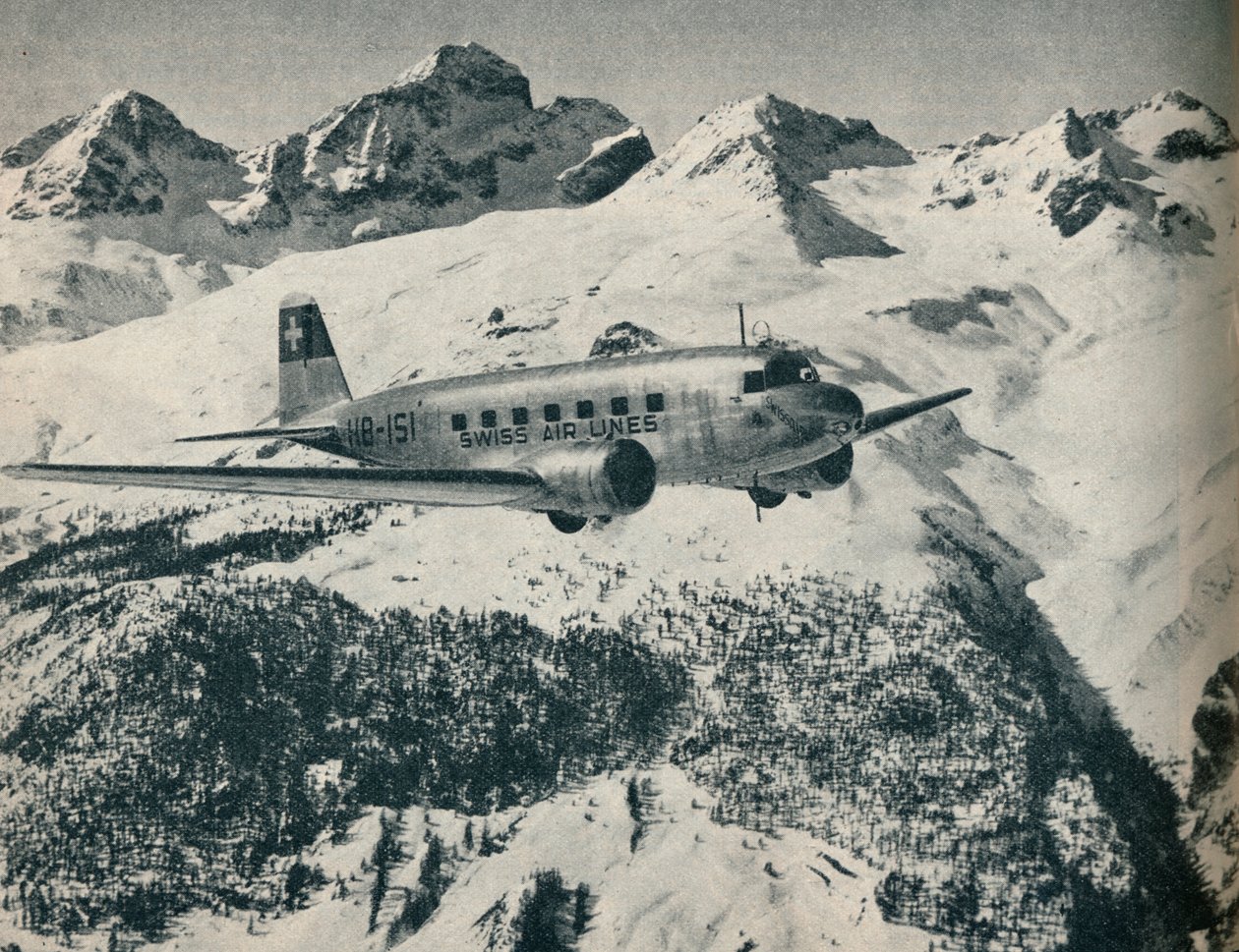瑞士航空飞机在瑞士圣莫里茨机场附近飞行，c1936 c1937 作者 不明