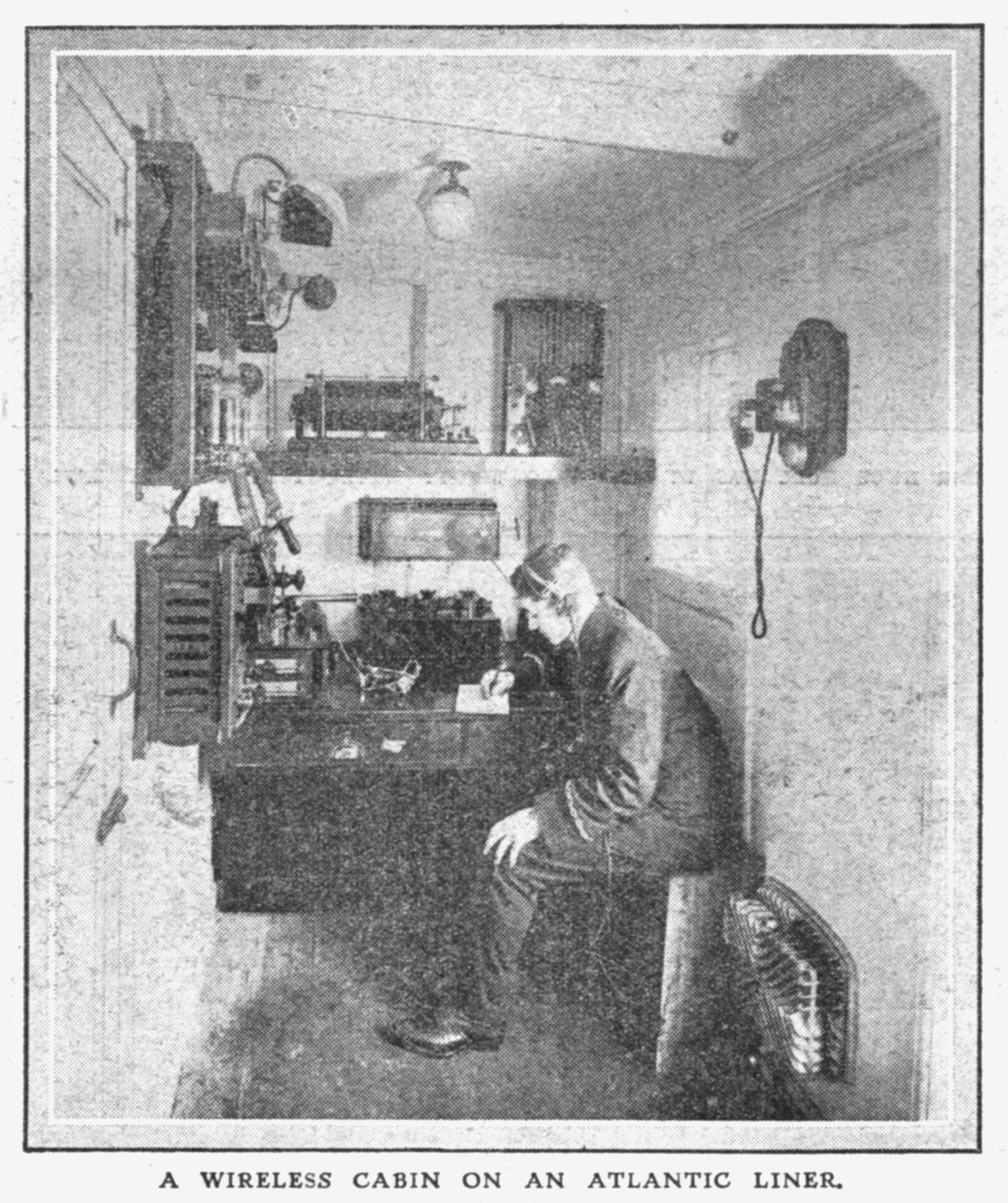 1912年4月20日，大西洋客轮上的无线客舱。 作者 不明
