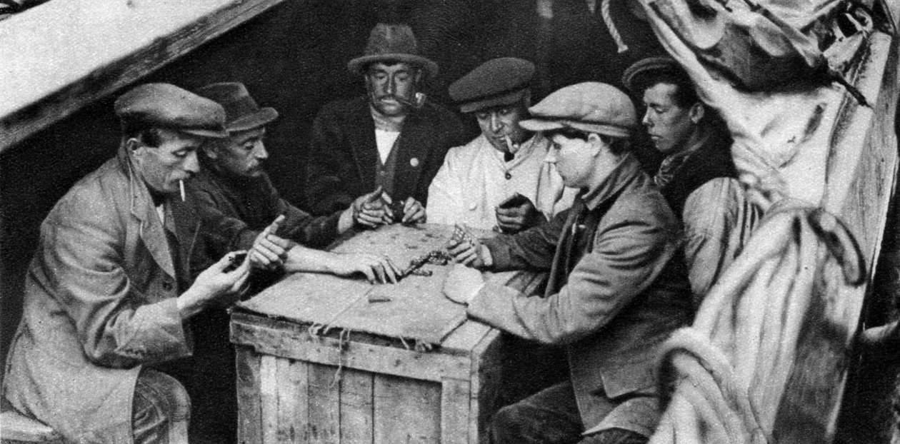 1926-1927年，一艘驳船和他的同伴在运河船中玩多米诺骨牌 作者 不明