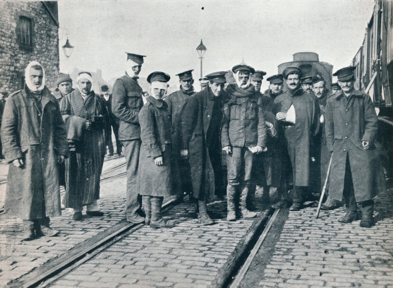 1915年，一批Neuve Chapelle在法国火车站受伤 作者 不明