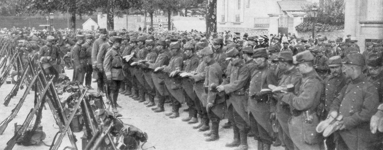 1914年8月，法国巴黎圣弗朗西瓦·泽维尔上校，检查他的士兵的靴子 作者 不明