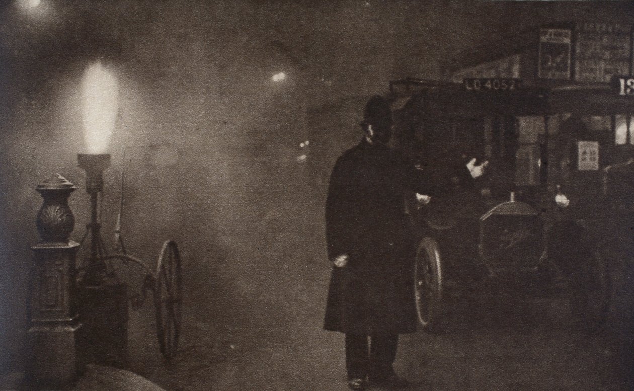 一名警员在雾中指挥交通，伦敦，约1910年代-1920年代 作者 不明