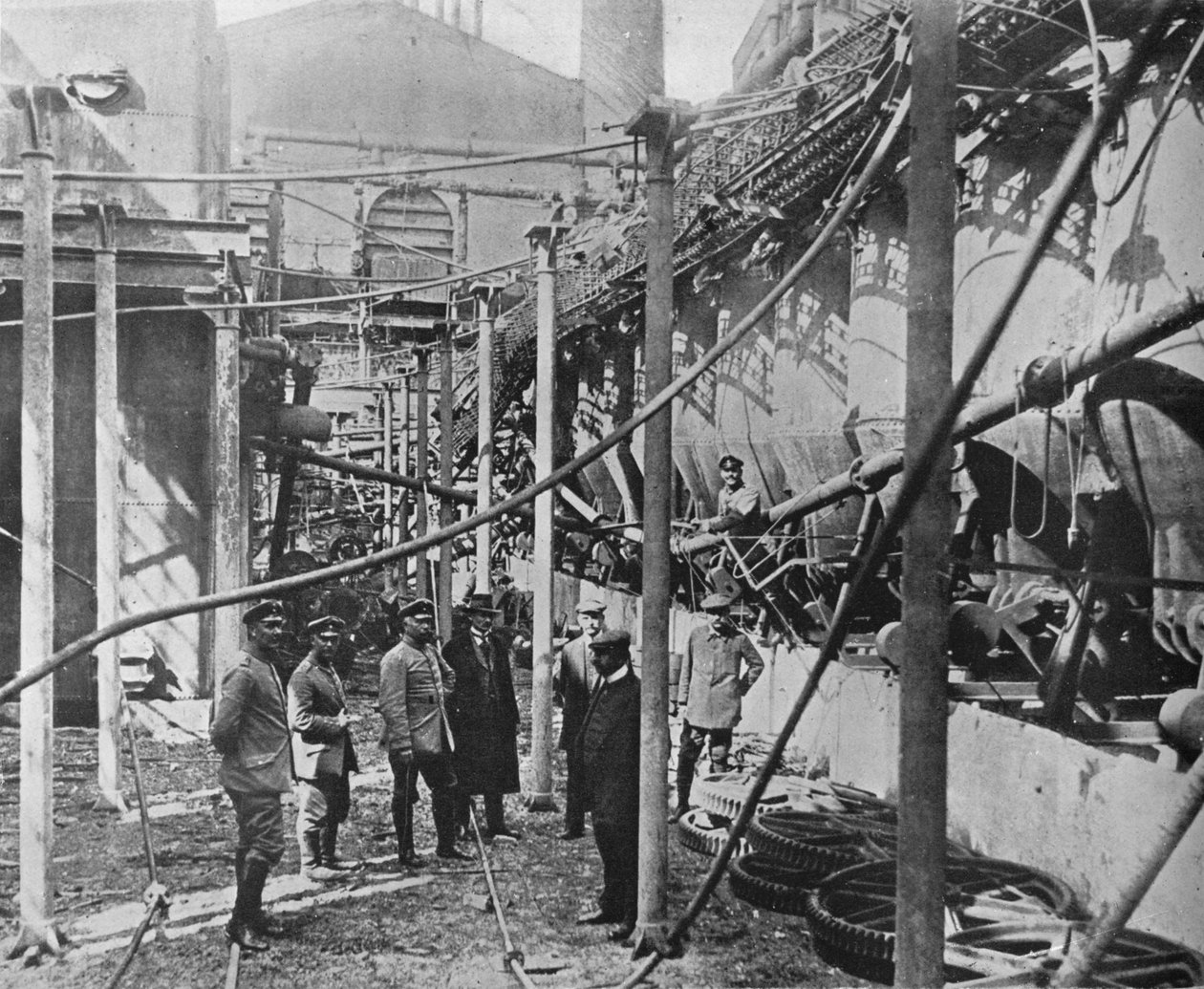 1915年，一家工厂遭到俄国人的破坏，以防止其被德国人使用。 作者 不明