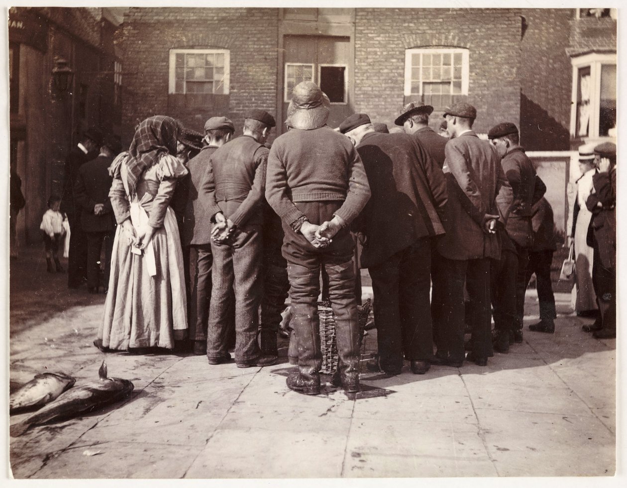 A fish auction, c 1905 作者 不明
