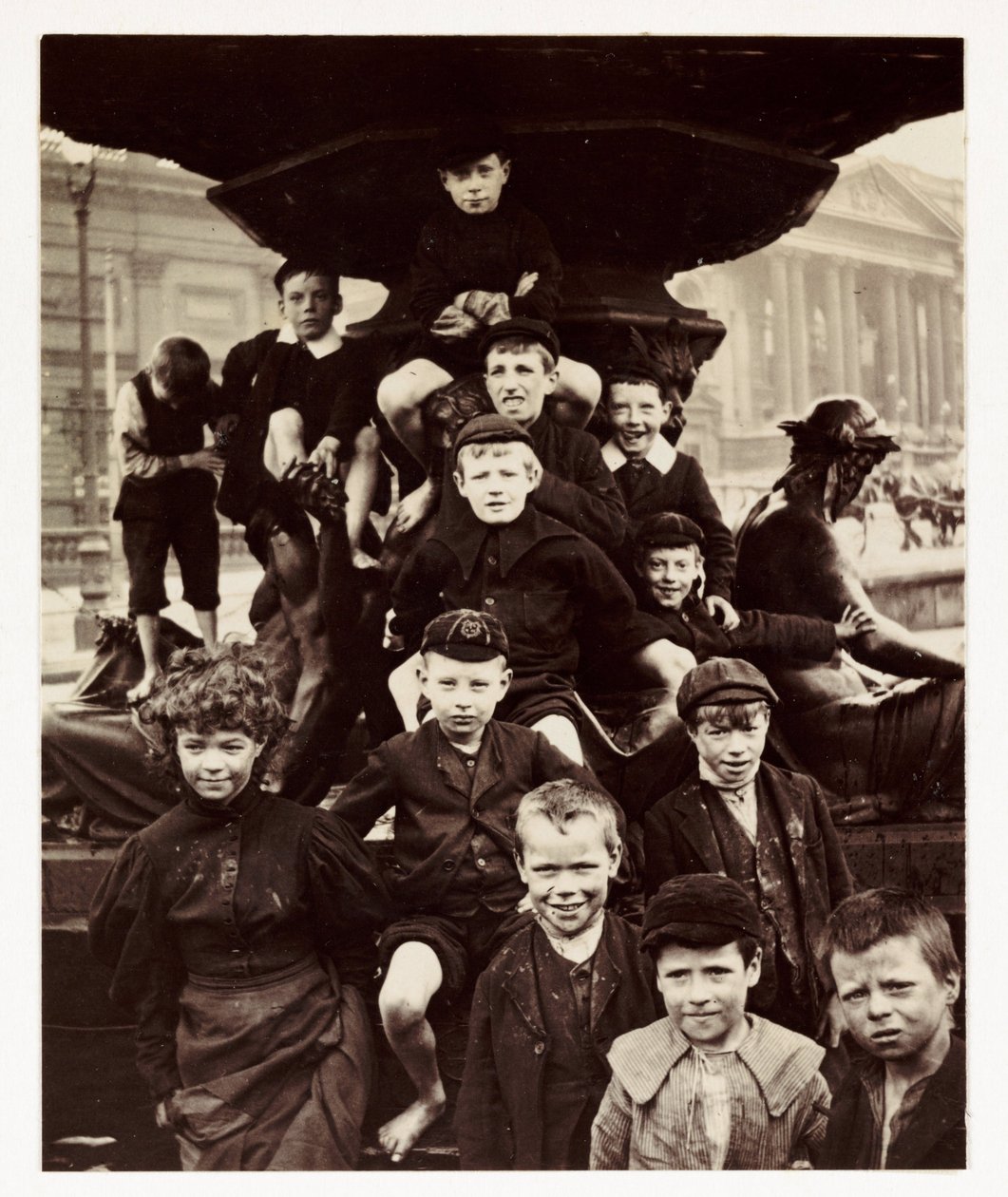 A group of children in front of the Steble fountain, Liverpool, taken by an unknown photographer in about 1905 作者 不明