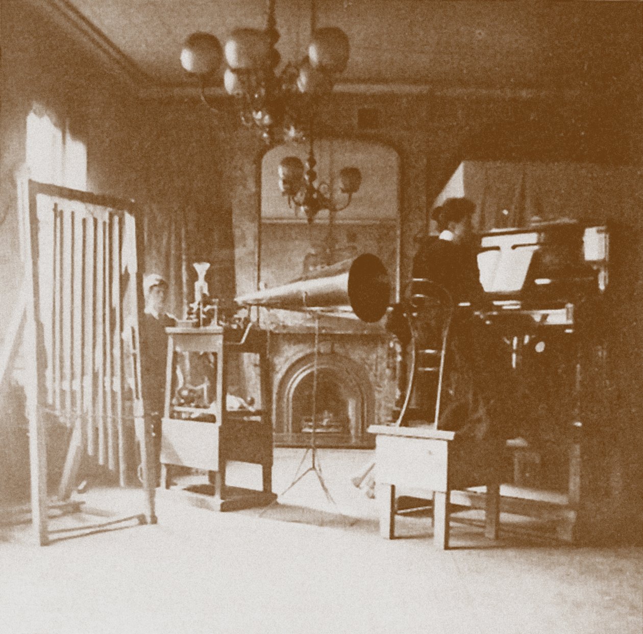 伦敦第一家Emil Berliner工作室的女钢琴家，考克本酒店，1898年 作者 不明