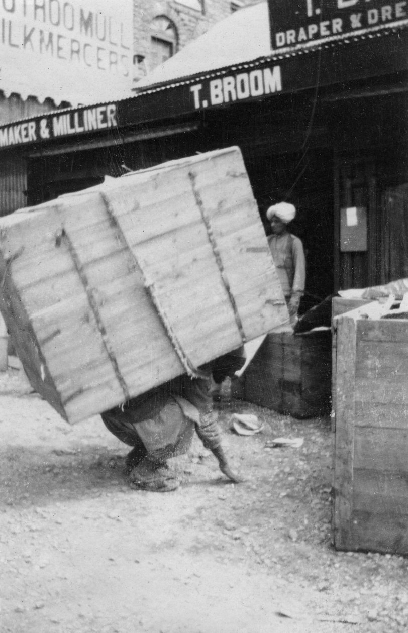 搬运重物的搬运工，印度恰克拉塔，1917年 作者 不明