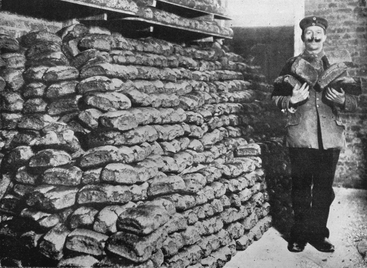1915年，为德国军队储存了战面包 作者 不明