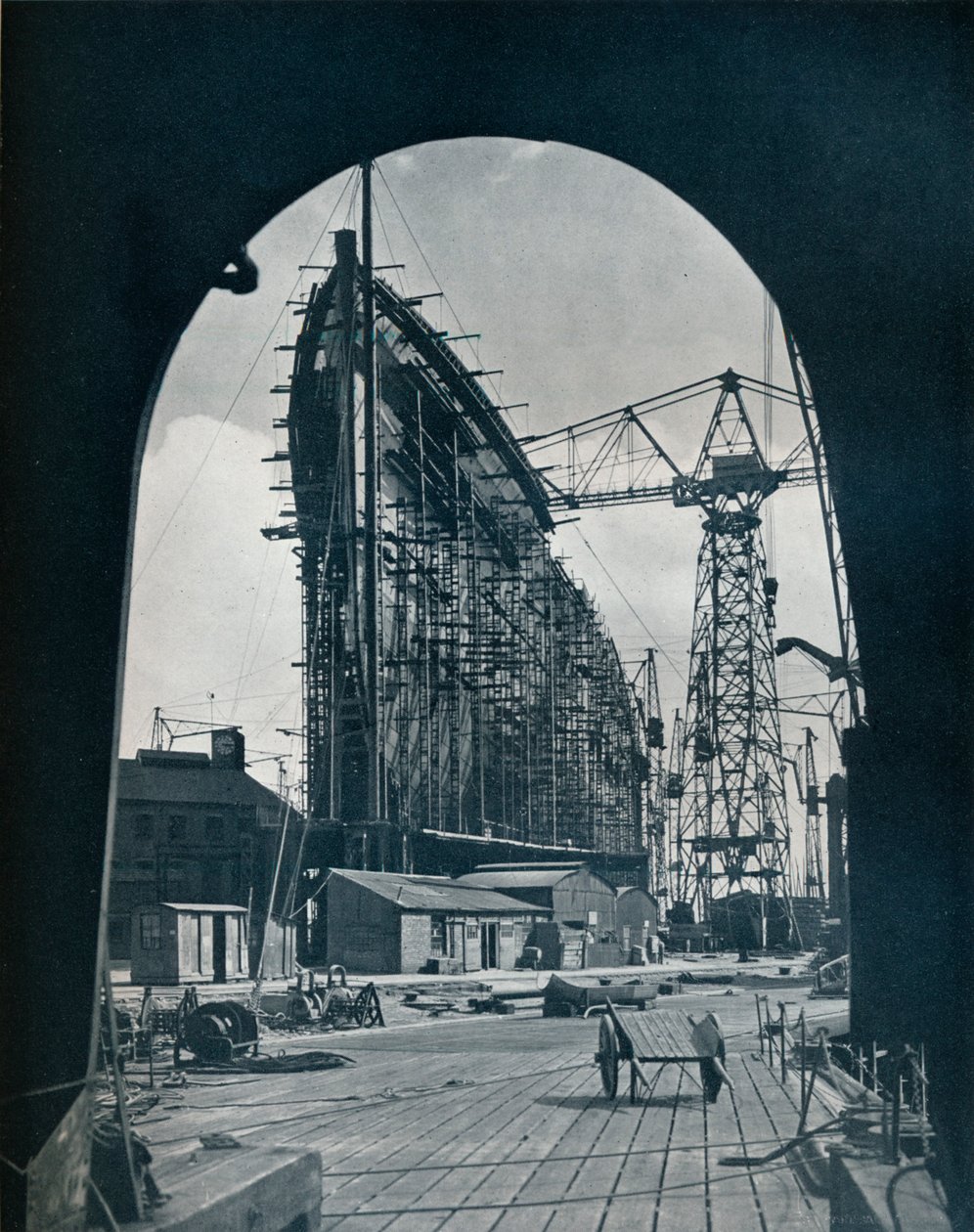 1934年，格拉斯哥克莱德班克（Clydebank）巨大的丘纳德班轮（玛丽皇后号）的醒目的蝴蝶结 作者 不明